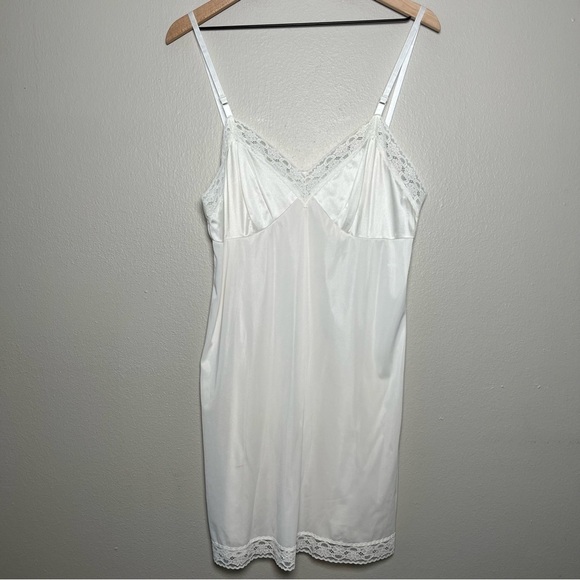 VTG Vanity Fair Women Slip Dress Cottage White Lace Trim Babydoll Nylon Ethereal - Picture 1 of 9